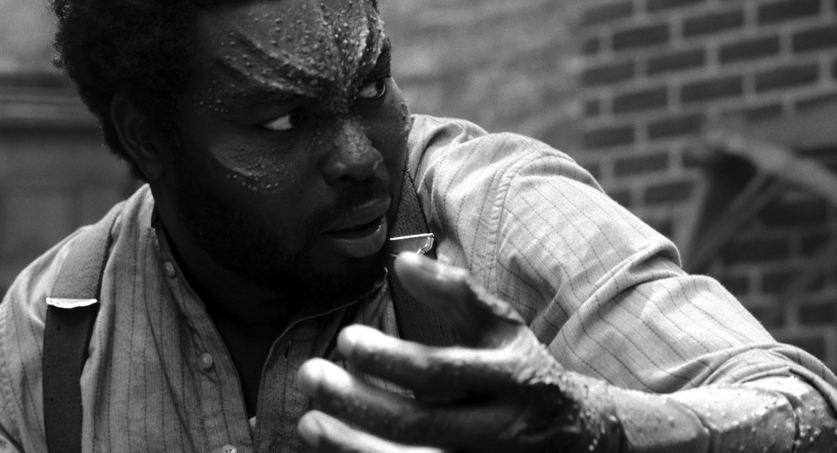 Облик Надгробия из Marvel Noir переработали - теперь он не только чёрный, но ещё и в гриме, напоминающем клингонцев. 