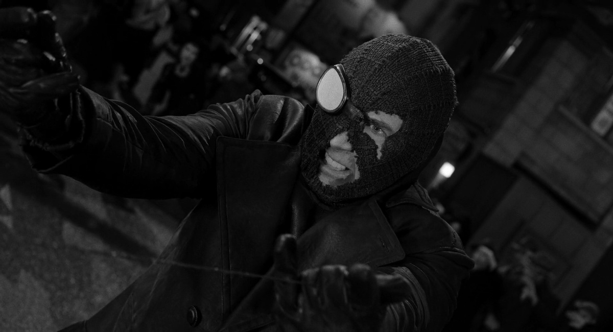 Главный герой не Питер Паркер, видимо, потому что Sony с Marvel всё никак не договорятся об использовании имени - в «Мадам Паутине» его имя тоже нельзя было называть.
