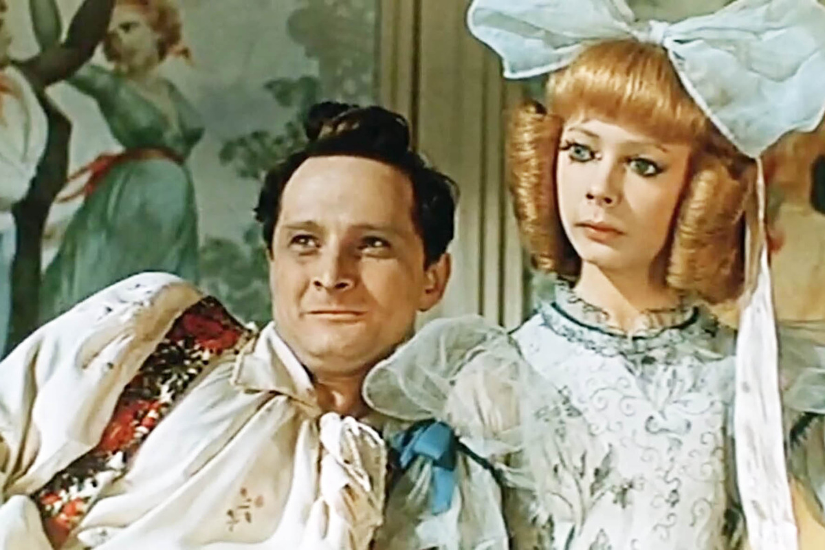 Кадр из фильма-сказки «Три толстяка» (1966). Сейчас эту механическую куклу в отреставрированном виде можно увидеть в Музее уникальных кукол в Москве (ул. Покровка, 13, стр. 2). Её рост - 135 см, она вся на шарнирах для подвижности и естественности поз. Кукла сделана по слепкам и замерам юной актрисы из Литвы - Лины Бракните (роль Суок).