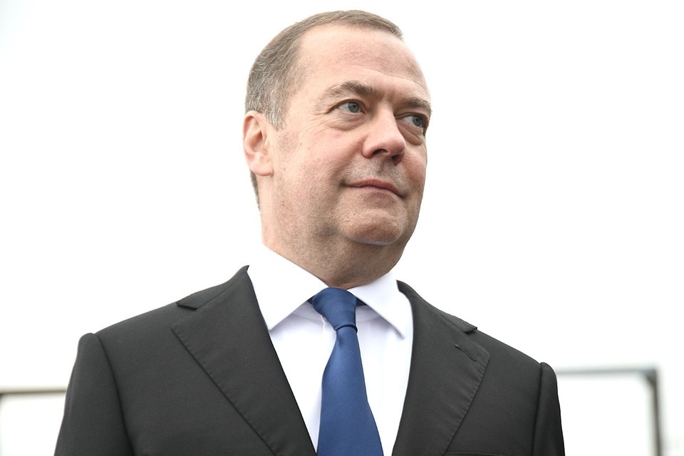    Заместитель председателя Совета безопасности РФ Дмитрий Медведев грубо предупредил европейских политиков «so shut your piehole» - «завалить хлебало или хлеборезку». Алексей БУЛАТОВ