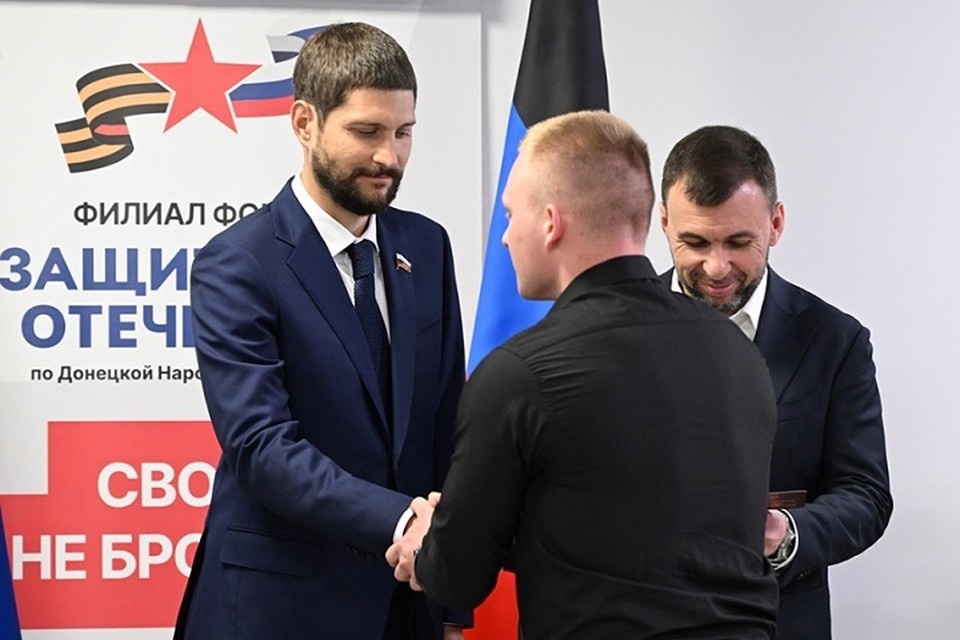    Денис Пушилин и Александр Волошин вручили удостоверения ветерана боевых действий сотрудникам ОБТФ «Каскад». Фото: Сайт Главы ДНР