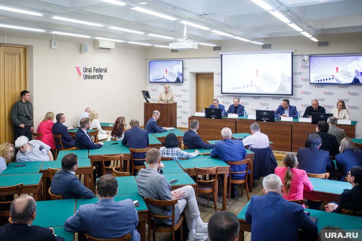     На площадке политологов и социологов в УрФУ обсудили социальную архитектуру