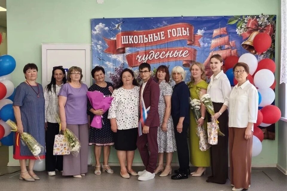 Пришли провожать выпускника учителя, ученики младших классов, родители. Фото: КП-Самара 