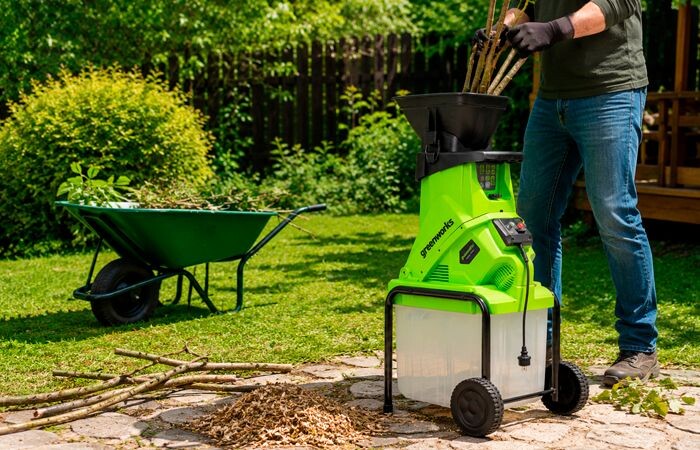 Электрический садовый измельчитель веток Greenworks GACSB