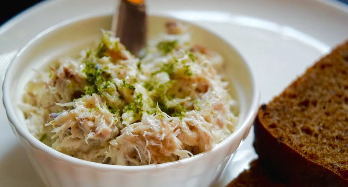 Рийет из пикши с соленым огурцом и маринованным луком.