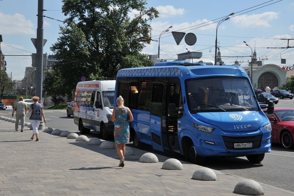    В Ростове маршрутка с пассажирами врезалась в два стоящих после ДТП автомобиля. Михаил ФРОЛОВ