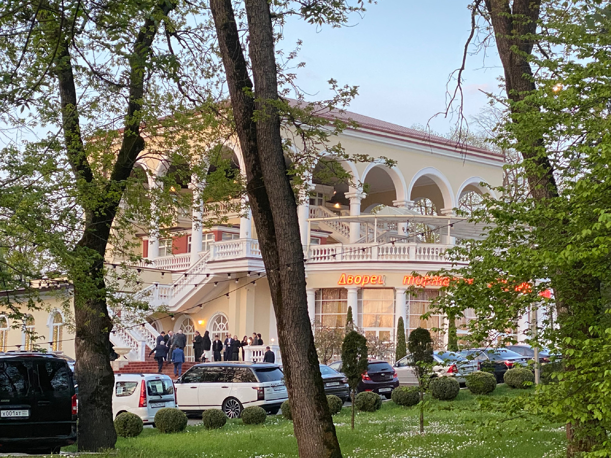 На территории озера Трек. Дворец браеосочетания