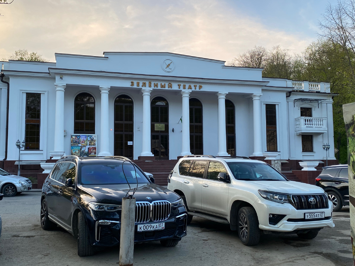 На территории озера Трек. Зеленый театр.