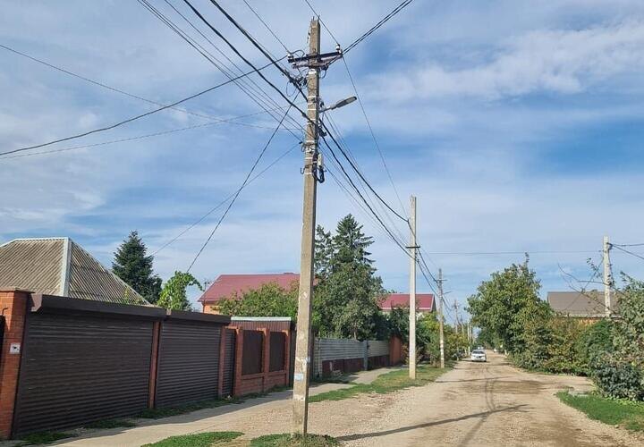 https://www.livekuban.ru/sites/default/files/styles/news/public/node/news/main-image/2024-09/blagodarya-iniciative-mestnykh-zhiteley-chastnyy-sektor-na-zapadnom-obkhode-krasnodara-stal-namnogo-svetley.jpg?itok=EXmp4L4c