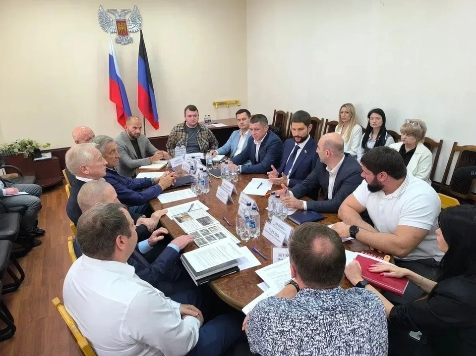    Александр Волошин и губернатор Томской области Владимир Мазур обсудили развитие строительной отрасли ДНР. Фото: ТГ/Волошин