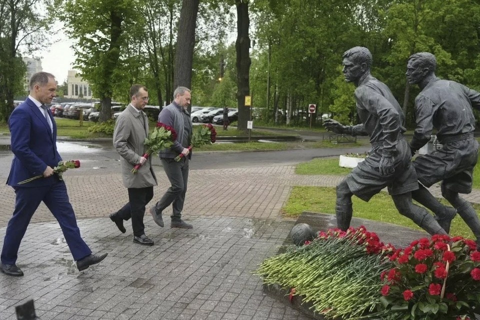    В Петербурге прошла церемония возложения цветов к памятнику «Футболистам блокадного Ленинграда». Фото: https://max.ru/a_belsky