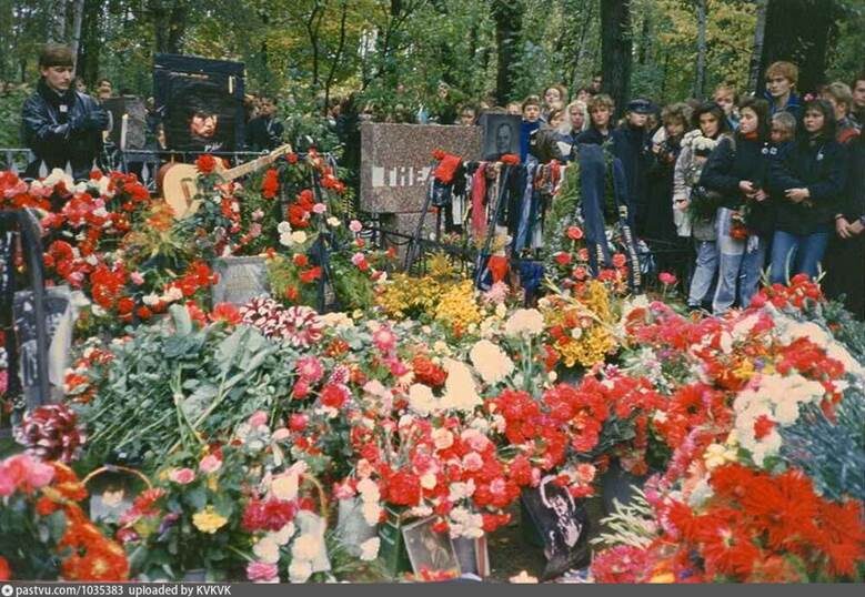 Ленинград, август 1990. У могилы Виктора Цоя