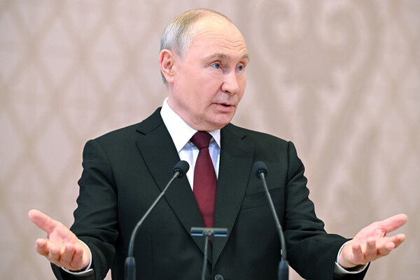 Президент РФ Владимир Путин во Дворце Независимости в Астане во время пресс-подхода по итогам заседания Высшего Евразийского экономического совета, 29 мая 2026 года / Сергей Бобылев/РИА Новости   📷