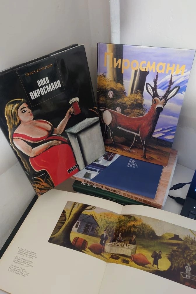 Маленькая личная коллекция книг с репродукциями и статьями.