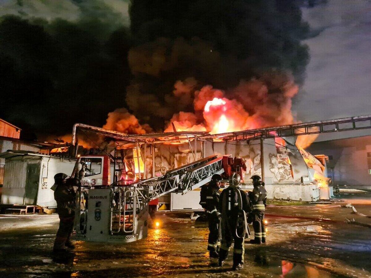    Тушение пожара в двухэтажном здании склада на юге Москвы | © АГН "Москва" / Денис Воронин