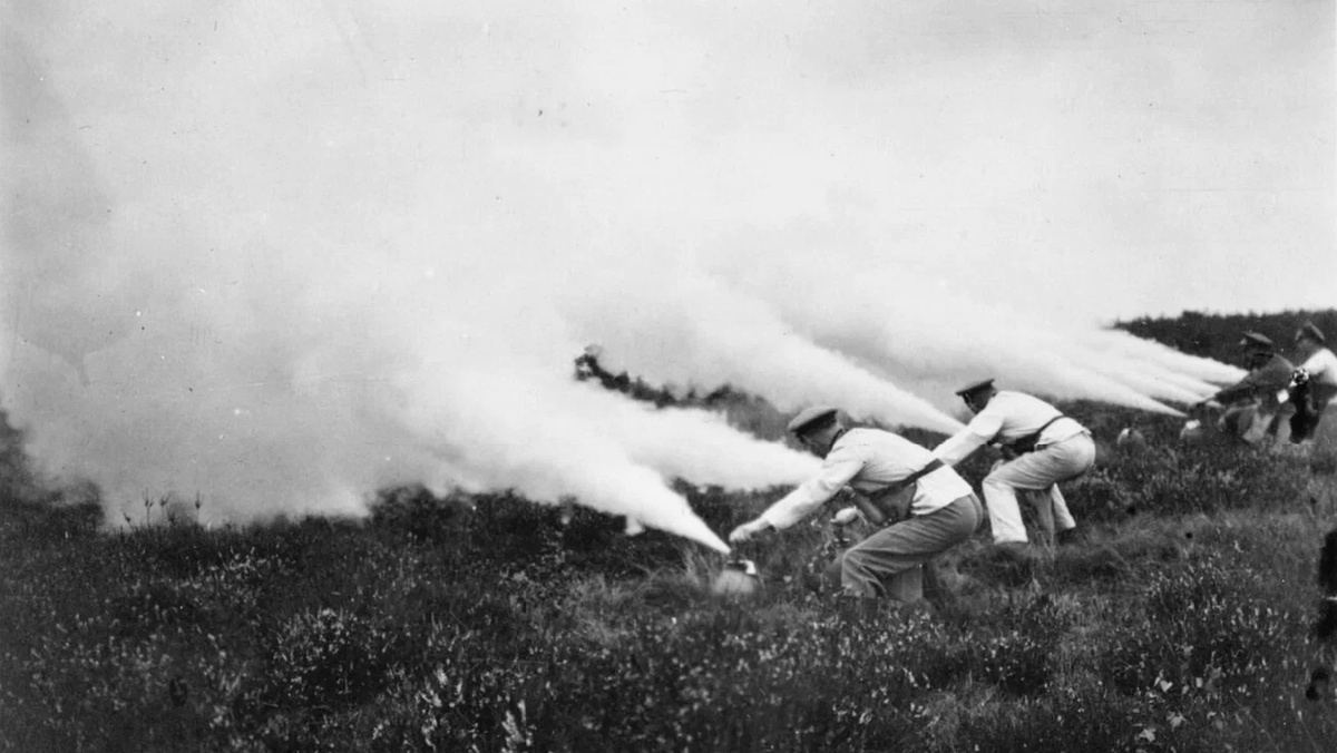 Немецкие военнослужащие выпускают отравляющий газ, 1915 год
