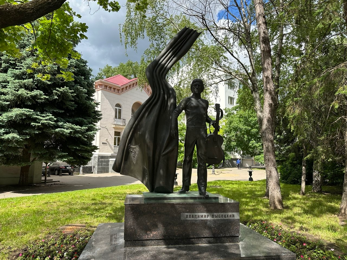Улица Пушкинская, памятник В. Высоцкому, Ростов-на-Дону. Фото автора