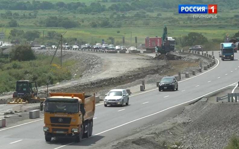 Многокилометровые пробки: Минтранс Приморья обратился к водителям