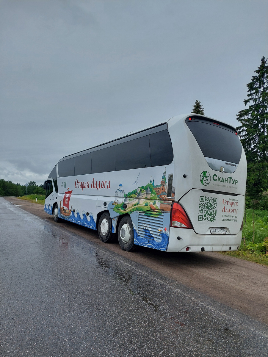 На этом комфориабельном автобусе мы совершили путешествие. Фото автора. 