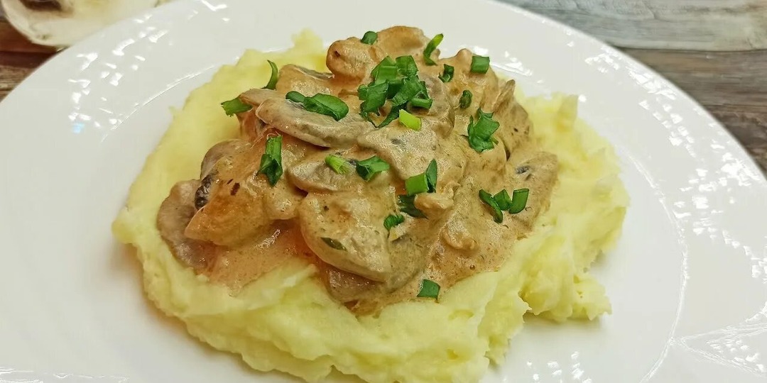 Рецепт бефстроганова из индейки за 25 минут: нежные полоски мяса, грибной вкус и соус без комочков.