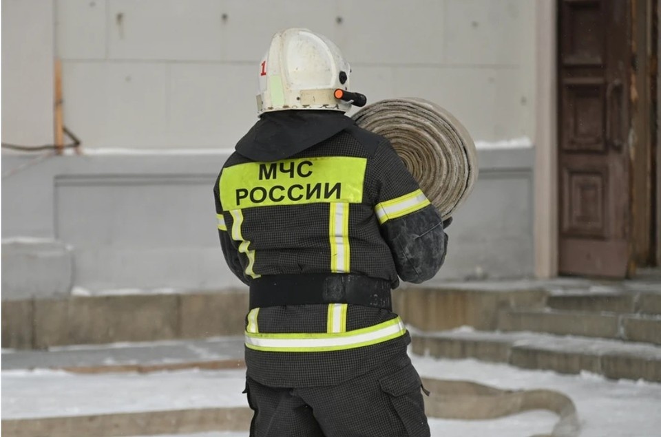    На место выехали десять сотрудников МЧС. Нина ЮШКОВА