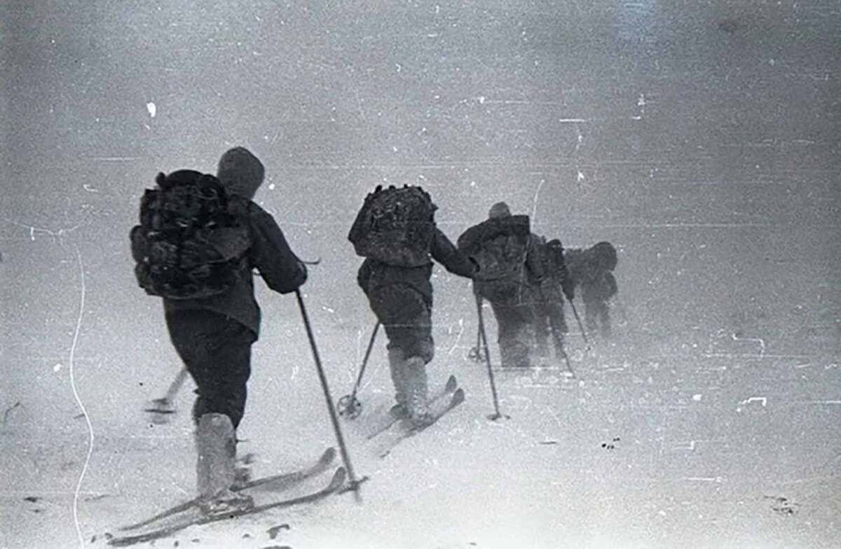 Группа Дятлова — последние фотографии перед выходом на маршрут. Все девятеро были опытными туристами с многолетним стажем.