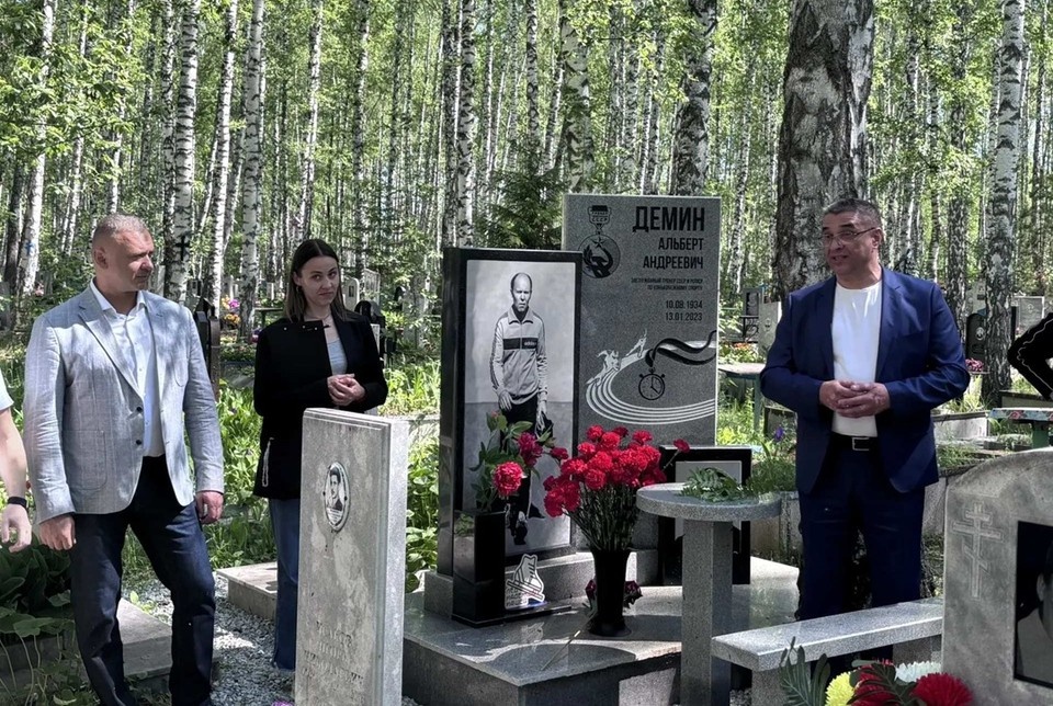    Памятник Альберту Демину также установили в Богдановиче. Фото: Департамент информационной политики Свердловской области