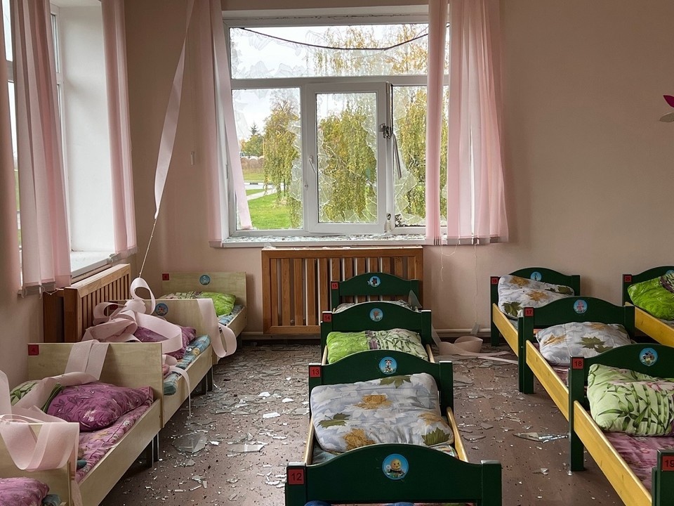    Окно пострадало в детском саду. Александр КОЦ