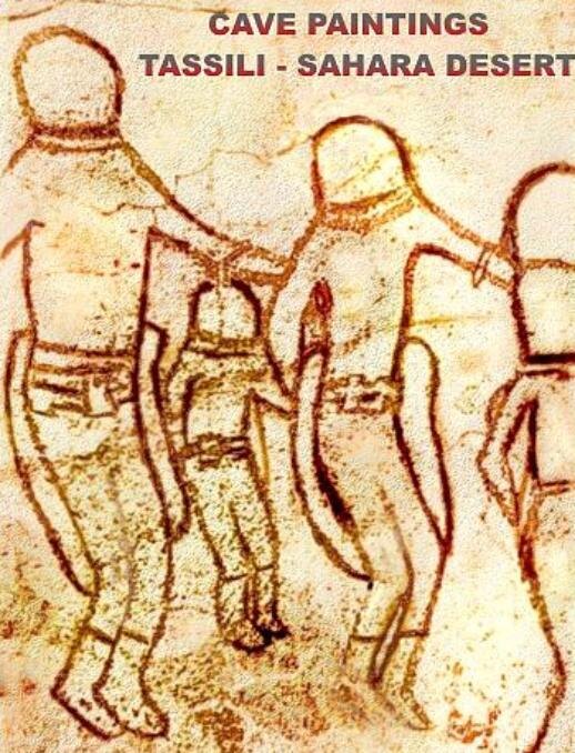 Наскальные рисунки Тассили в Сахаре — около 10 000 лет. Фигуры в округлых шлемах исследователи сравнивают со скафандрами.