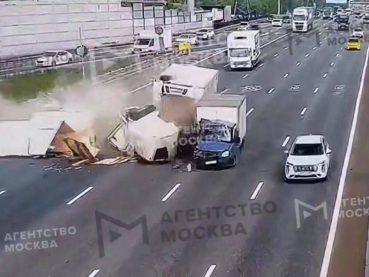    ДТП с участием трех грузовиков на МКАД | © Агентство "Москва"/Telegram