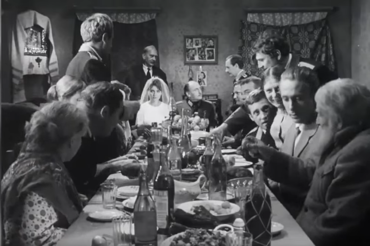 Эпизод с участием В. Высоцкого в фильме "Война под крышами" (1967)