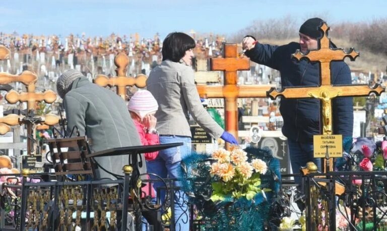    Священник объяснил, как правильно поминать усопших в Троицкую субботу Оренбуржье