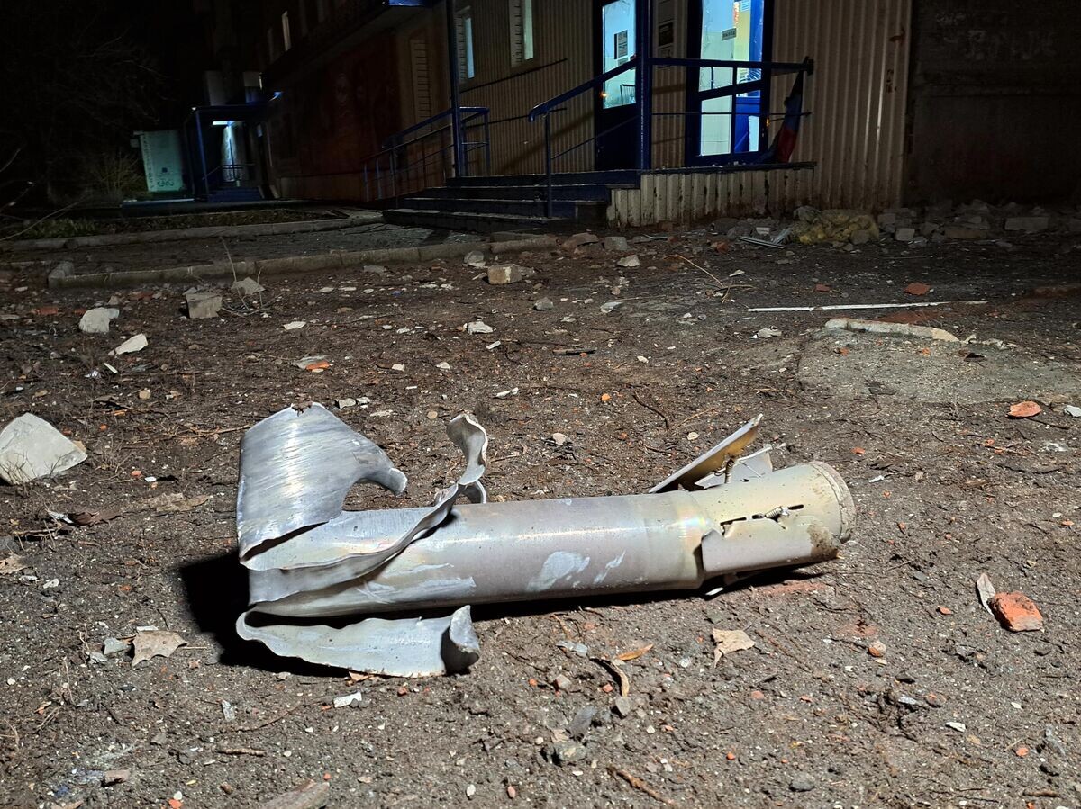    Фрагмент снаряда, найденный после обстрела ВСУ Куйбышевского района Донецка | © РИА Новости / Сергей Батурин