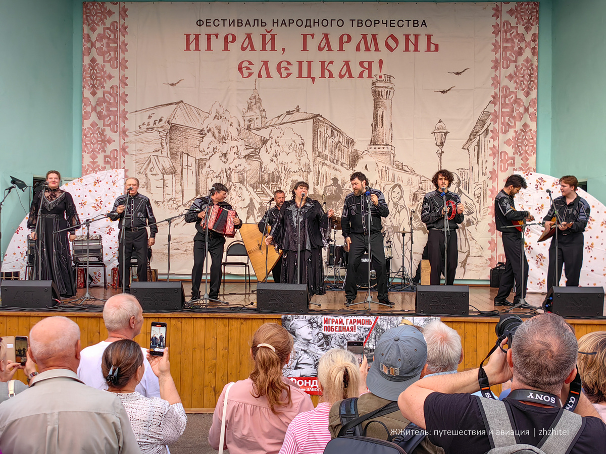 Фестиваль «Играй, гармонь елецкая!» В центре Анастасия Заволокина. Фото автора