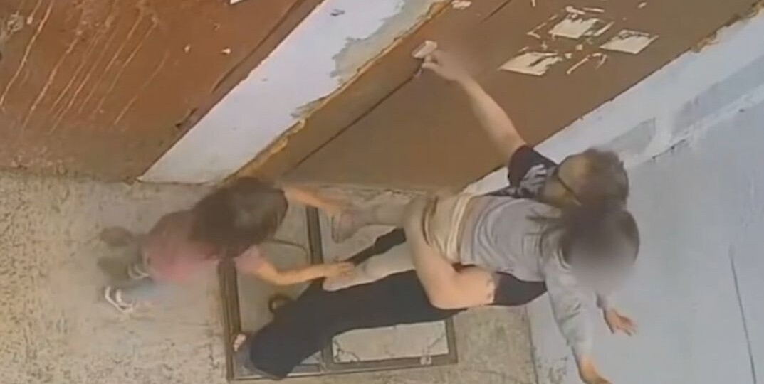 В Тюмени педофил затащил девочку в подъезд и попытался изнасиловать