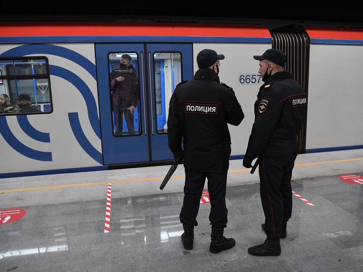    Сотрудники полиции на станции Московского метрополитена | © РИА Новости / Илья Питалев
