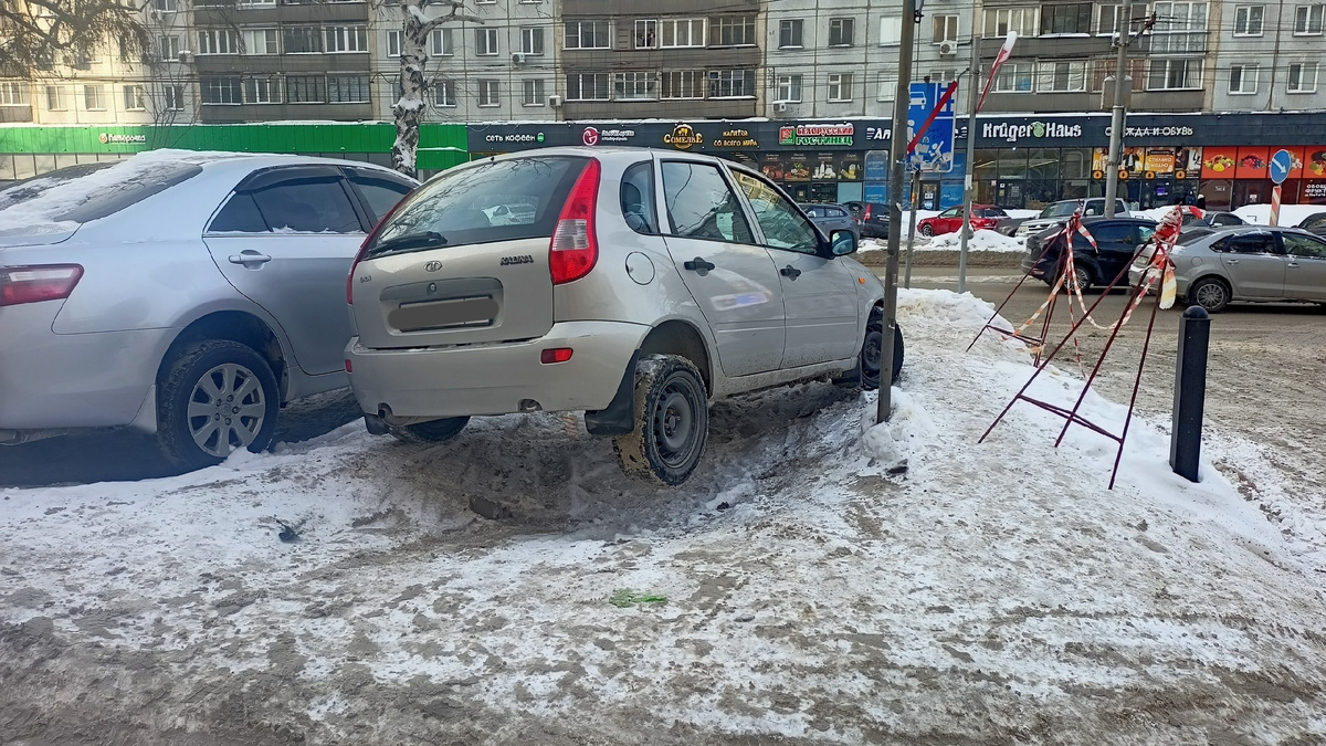 Вот так иногда приходится парковаться, когда нет парковок.