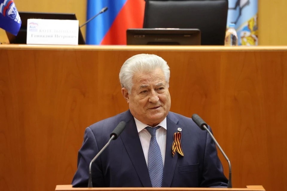    Геннадий Котельников пожелал виновникам торжества успехов на профессиональном поприще. Фото: Самарская губернская дума