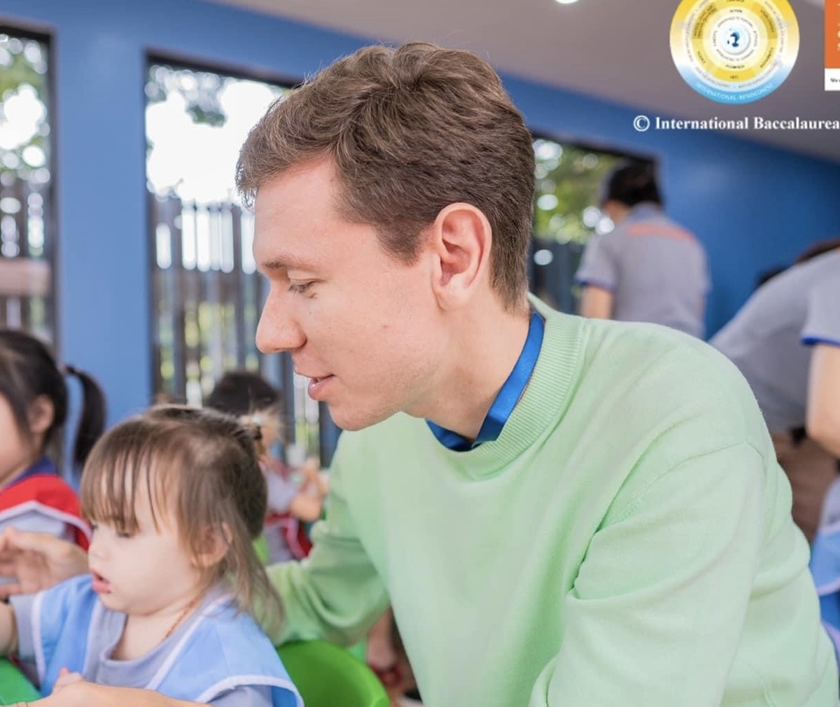 Это я на занятиях с малышами в школе в Лаосе, 2023. Фото со страницы Diamond International School в социальных сетях.