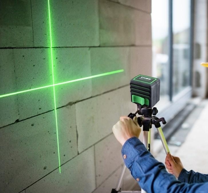 ADA CUBE MINI GREEN - это самый компактный самовыравнивающийся лазерный уровень (лазерный нивелир) с зеленым лазерным лучом. Он проецирует одну горизонтальную и одну вертикальную линии. ADA CUBE MINI GREEN подходит для большинства работ по разметке при домашнем ремонте: кладка плитки в небольшом помещении, установка мебели, подвесных полок, оклейка стен обоями, установка карнизов и т.д. ADA CUBE MINI отличный прибор для тех, кто любит делать ремонт своими руками.