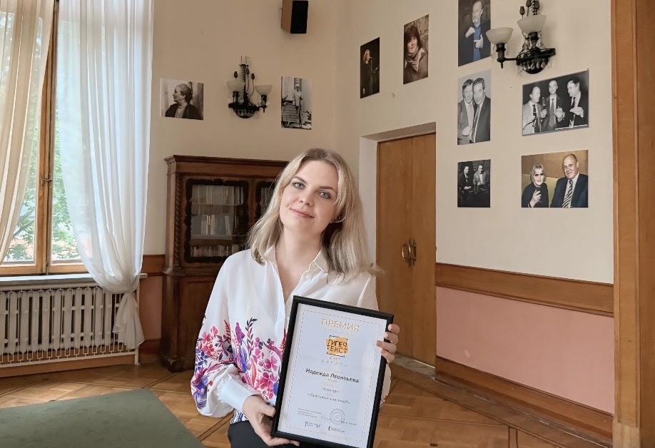 Ваш счастливый «Ламповый книголюб». Мне кажется, я действительно немного свечусь от счастья 😌. 