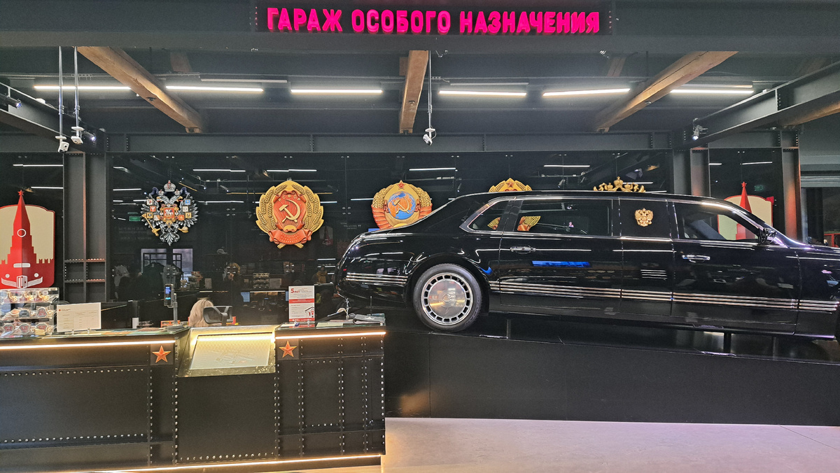 Внутри музея. Стойка с билетной кассой. Фото автора.