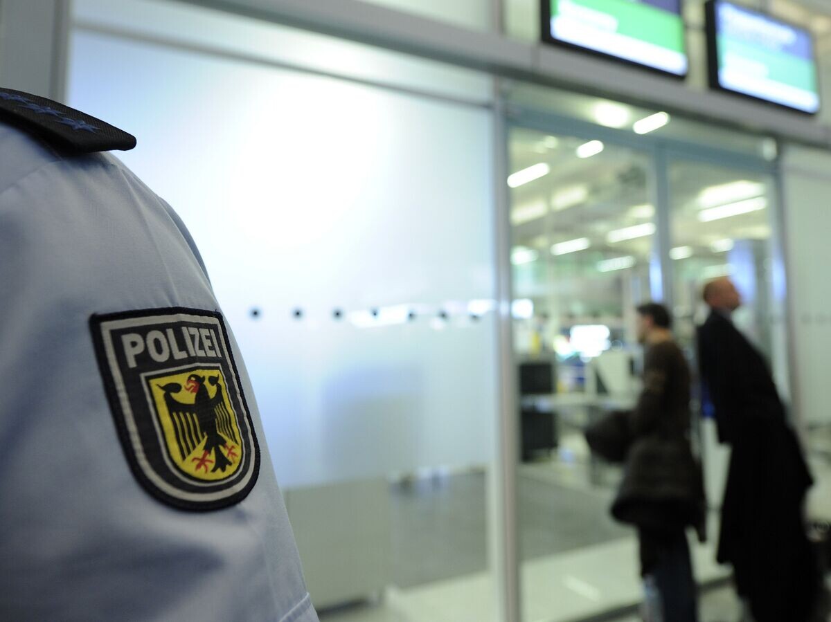    Сотрудник полиции в аэропорту Мюнхена, Германия | © AP Photo / apn / Christof Stache