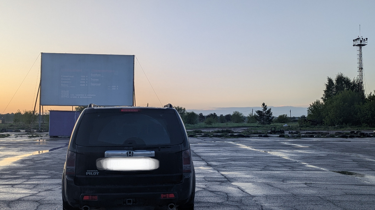 Приехали с подругой чуть раньше. Всего с нами было 11 машин на просмотре
