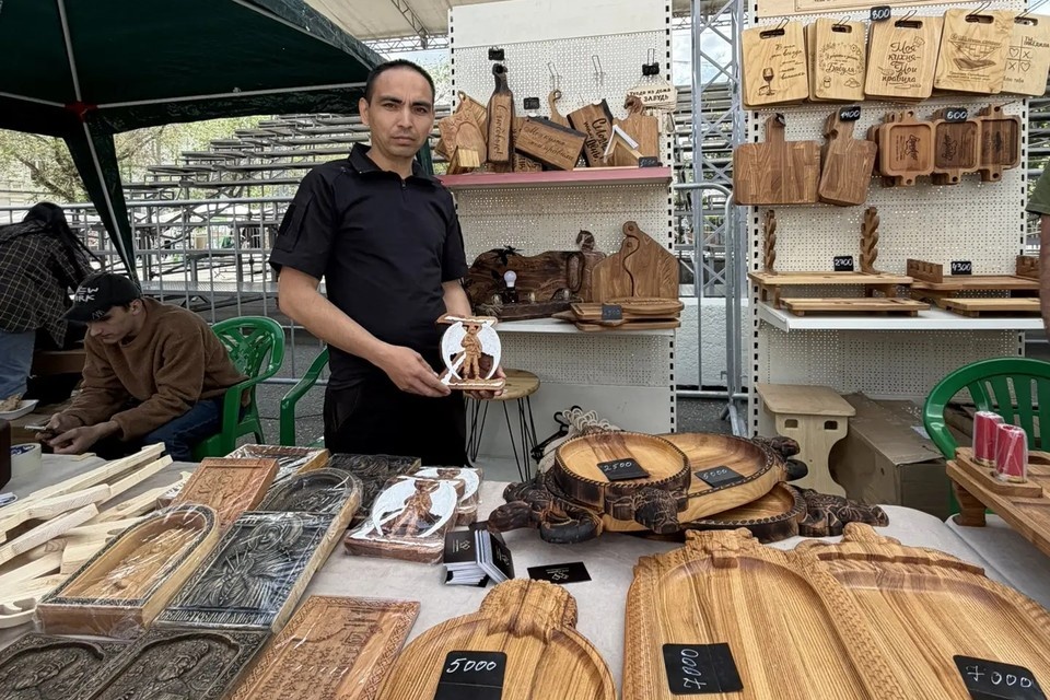    Свою продукцию представляют финалисты проекта. Фото: правительство Оренбуржья