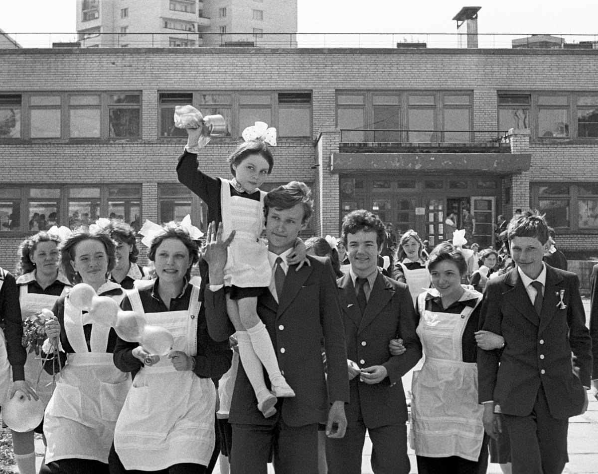 Выпускник школы с первоклассницей на руках, 1983 год. Фото Н. Адамовича и Ю. Белинского 
