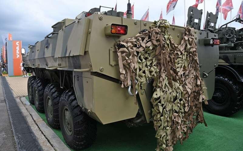 Выход десанта теперь через корму. Под маскировочной сеткой солидный проем с двустворчатой дверью.📷
