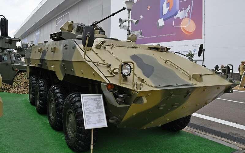 У нового БТР-22 силовой агрегат расположен в передней части корпуса справа.📷
