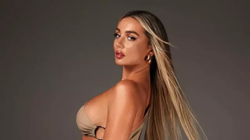 «Максимально меня унизил»: Анна Седокова заигрывала с Малаховым на концерте Любови Успенской и оскандалилась