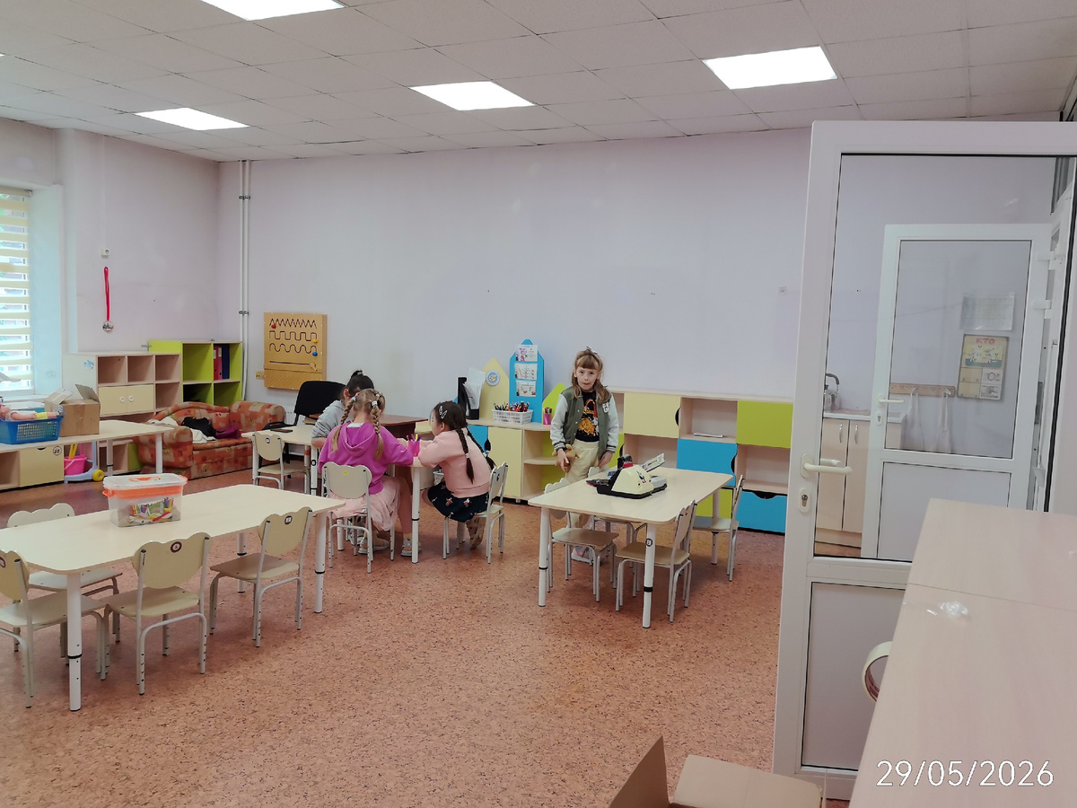 Последний день дочери в своём садике. Потом дежурный сад и школа. В группе всё уже убрано на лето. 